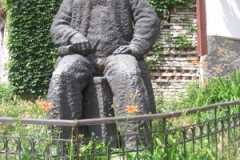 veliko_comm_statue